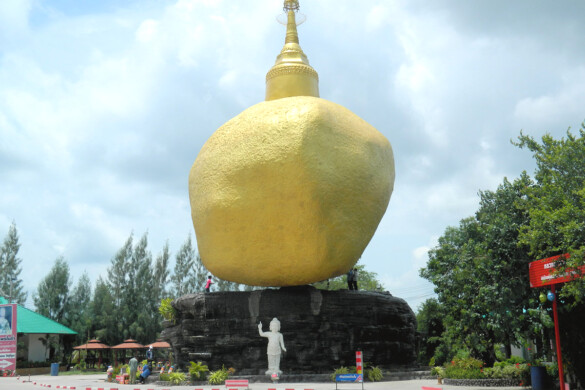 Parichat & Ich - 2016 Chachoengsao - Wat Saman Rattanaram 01