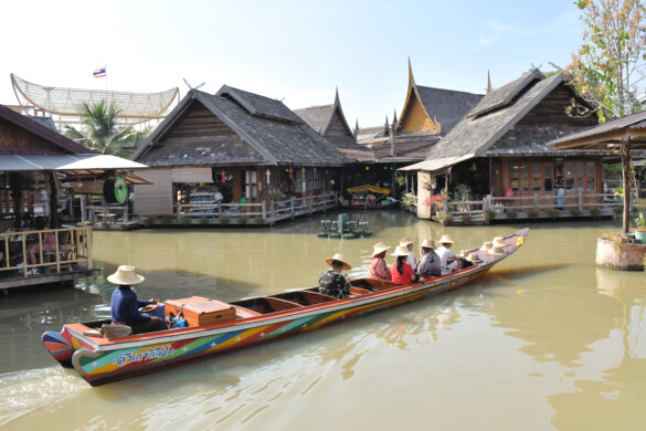 Parichat & Ich - 2017_Floating Market Pattaya 01