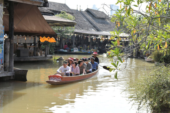 Parichat & Ich - 2017_Floating Market Pattaya 03