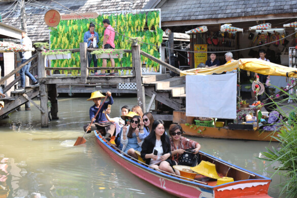 Parichat & Ich - 2017_Floating Market Pattaya 17