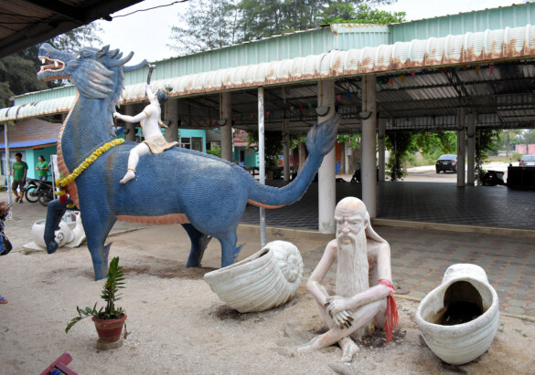 Parichat und Ich - 2018_Hat Puek Tian Beach - Statue of Giant Woman 01