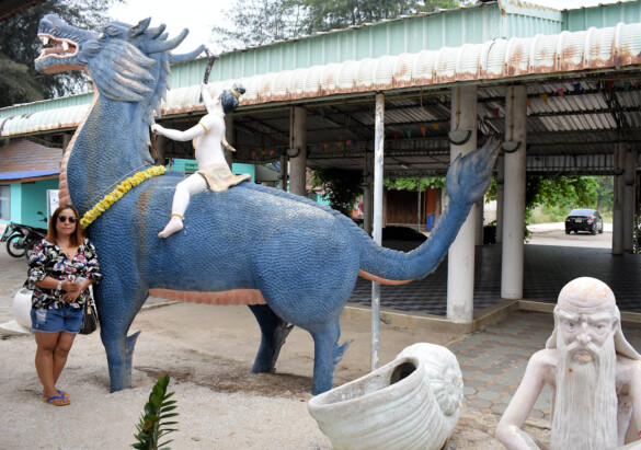 Parichat und Ich - 2018_Hat Puek Tian Beach - Statue of Giant Woman 02