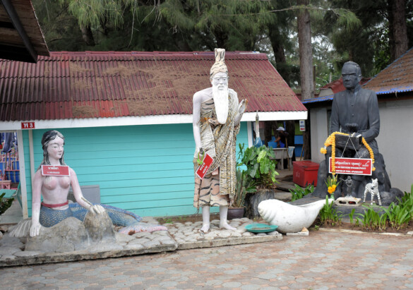 Parichat und Ich - 2018_Hat Puek Tian Beach - Statue of Giant Woman 03