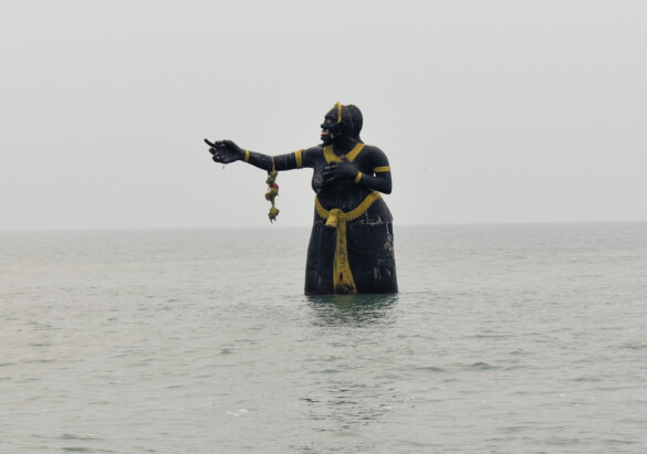 Parichat und Ich - 2018_Hat Puek Tian Beach - Statue of Giant Woman 04