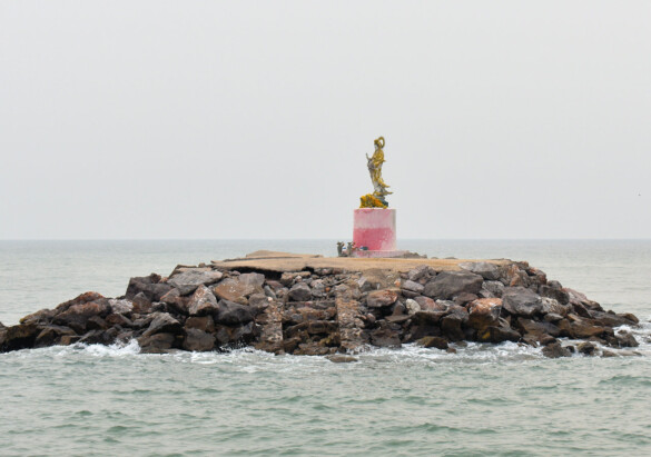 Parichat und Ich - 2018_Hat Puek Tian Beach - Statue of Giant Woman 05