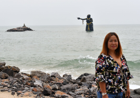 Parichat und Ich - 2018_Hat Puek Tian Beach - Statue of Giant Woman 06