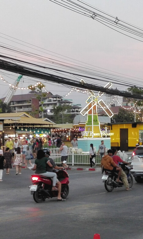 Parichat und Ich - 2019_Jomtien Night Market 03