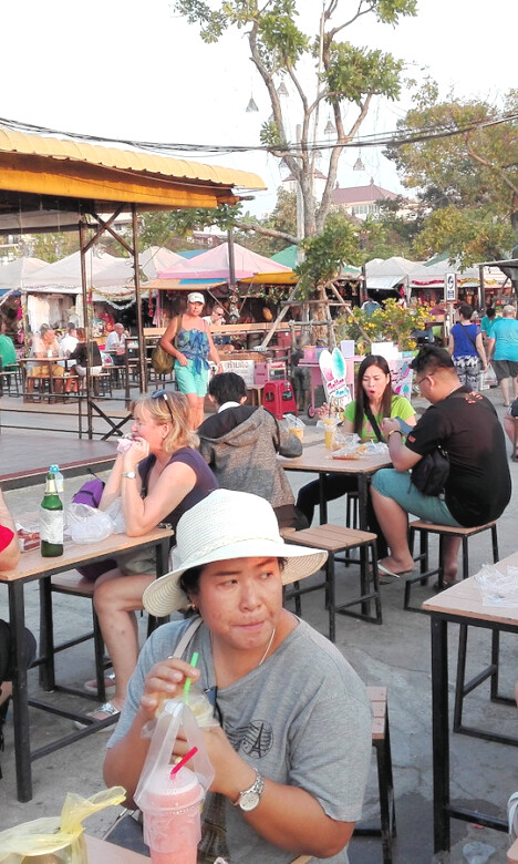 Parichat und Ich - 2019_Jomtien Night Market 06