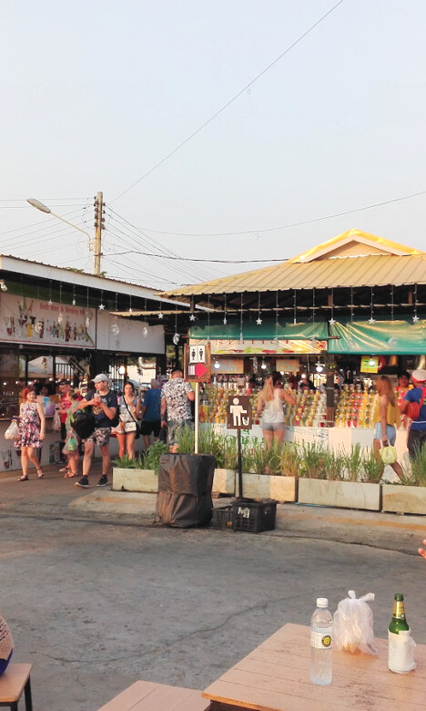 Parichat und Ich - 2019_Jomtien Night Market 09