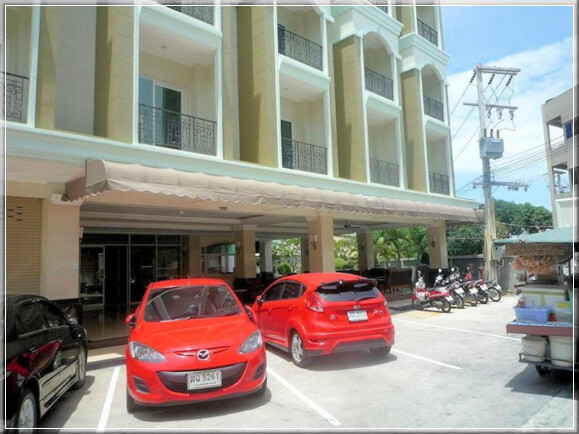 Parichat & Ich: 2012 Soi Pothisan LK Apartment 01