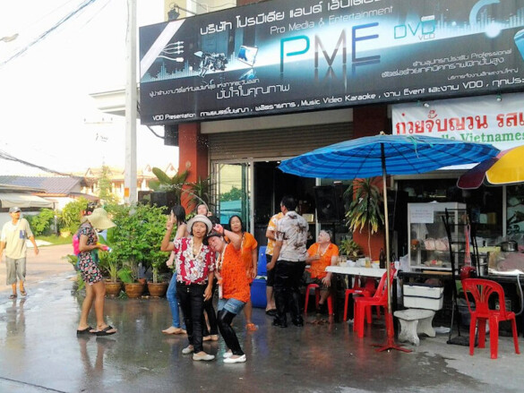 Parichat & Ich: 2013 Songkran in Pattaya, Soi Pothisan 01