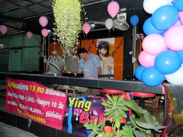 Parichat & Ich: 2013 Weihnachtsparty Ying Bar Nong Prue 02