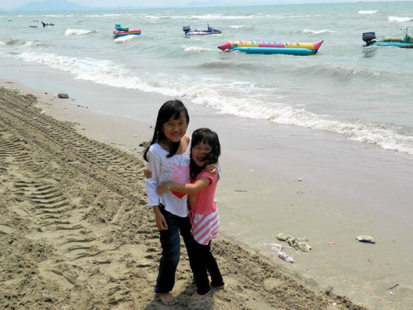 Parichat & Ich: 2014 Bangsaen, Beach 08