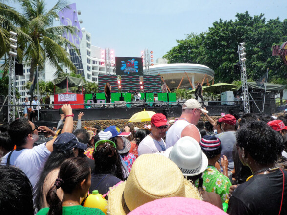 Parichat & Ich: 2014 Songkran an der Beachroad 01