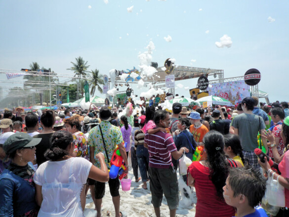 Parichat & Ich: 2014 Songkran an der Beachroad 02