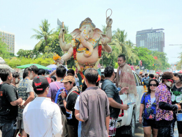 Parichat & Ich: 2014 Songkran an der Beachroad 04