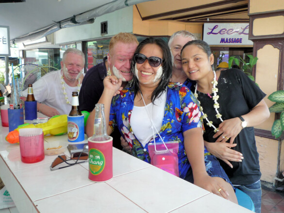 Parichat & Ich: 2014 Songkran an der Beachroad 07