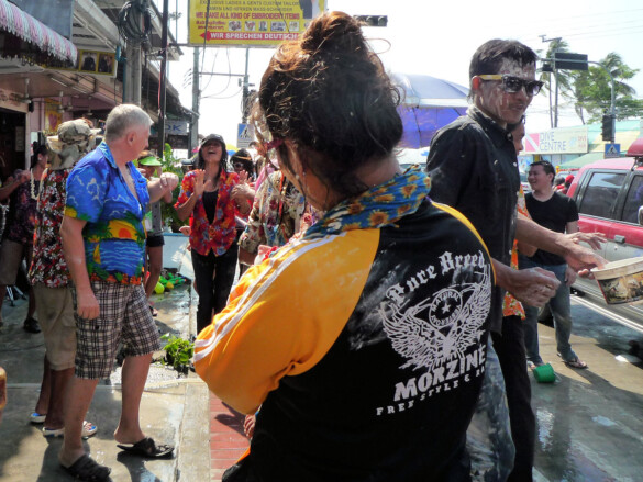 Parichat & Ich: 2014 Songkran an der Beachroad 11